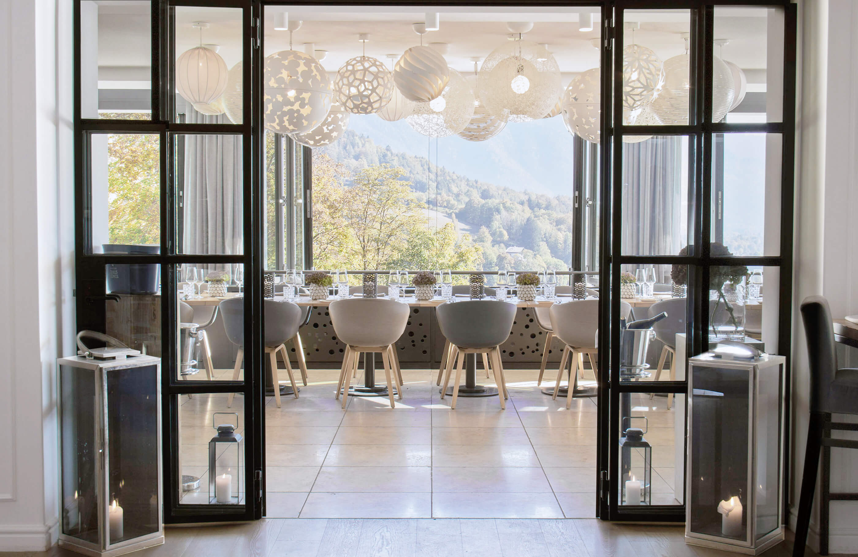 Ein langer Tisch im Restaurant Alpenbrasserie, gedeckt für ein Abendessen beispielsweise zu Veranstaltungen am Tegernsee