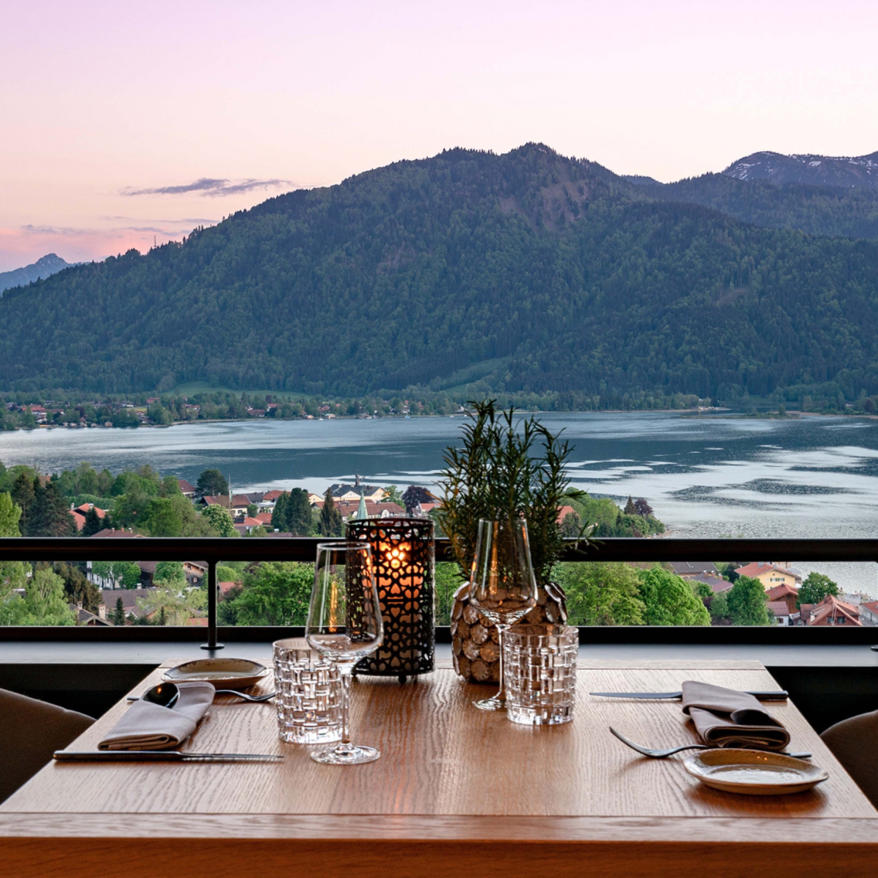 Alpenbrasserie with view of the lake