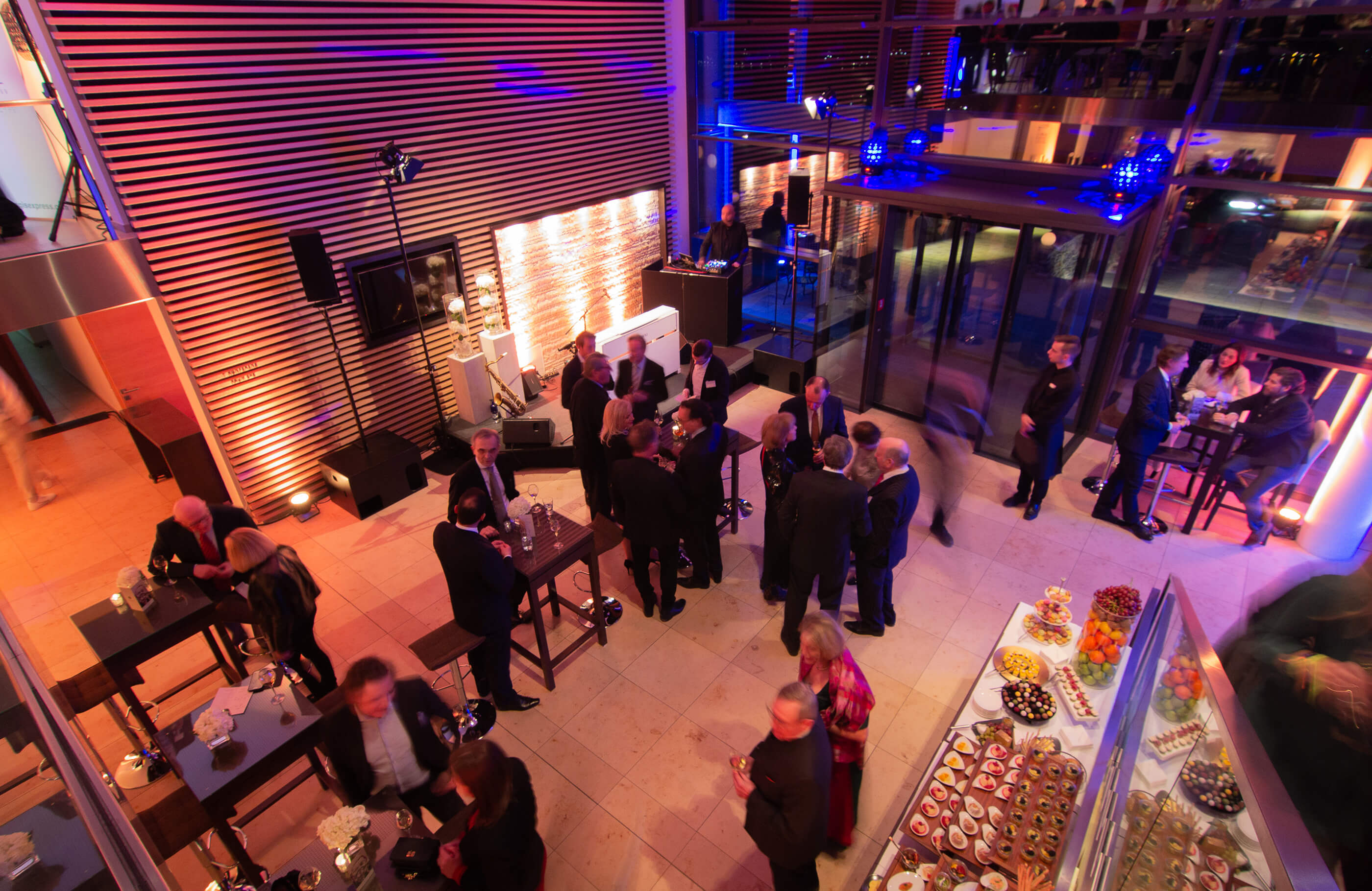 Blick von oben auf ein Event mit Buffet und Stehtischen bei einer Business Veranstaltung am Tegernsee