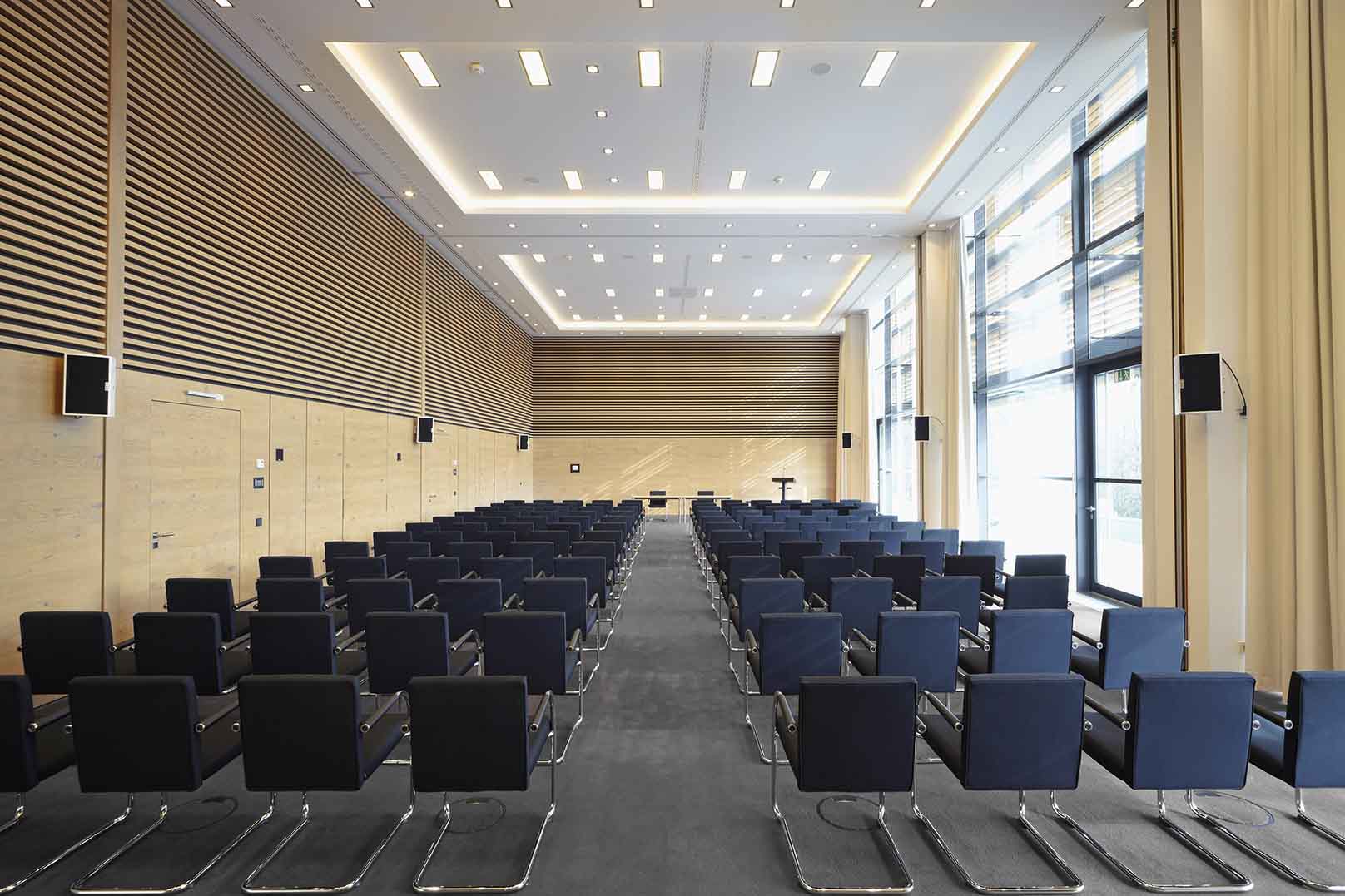 Zwei Stuhlreihen in einem weiten Raum für Konferenz Veranstaltungen am Tegernsee 