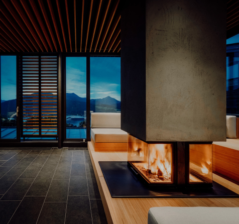 Brennender Kamin im Spa mit Weitblick auf die Berge
