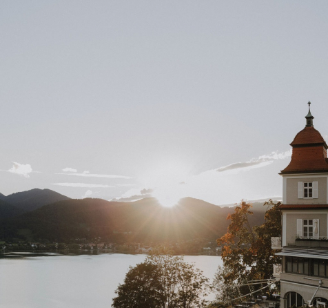 Fassade Sengerschloss bei Sonnenuntergang mit Blick auf See