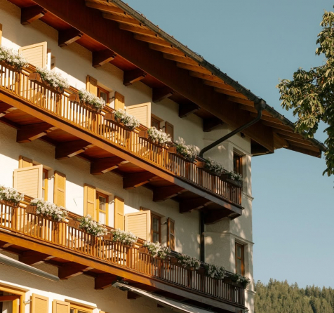 Fassage mit Balkonbepflanzung bei Sonnenuntergang