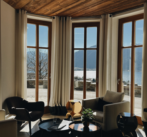 Gemütliche Sitzecke mit Lounge Möbeln und sonnigem Panoramablick auf den Tegernsee