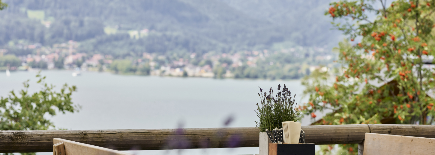 Biergarten Tisch mit Bänken und Blick auf den Tegernsee