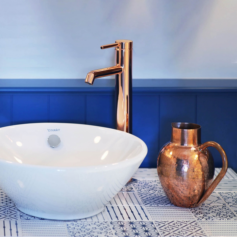 Nahaufnahme des Waschbeckens eines in Blautönen dekorierten Badezimmers des Hotels