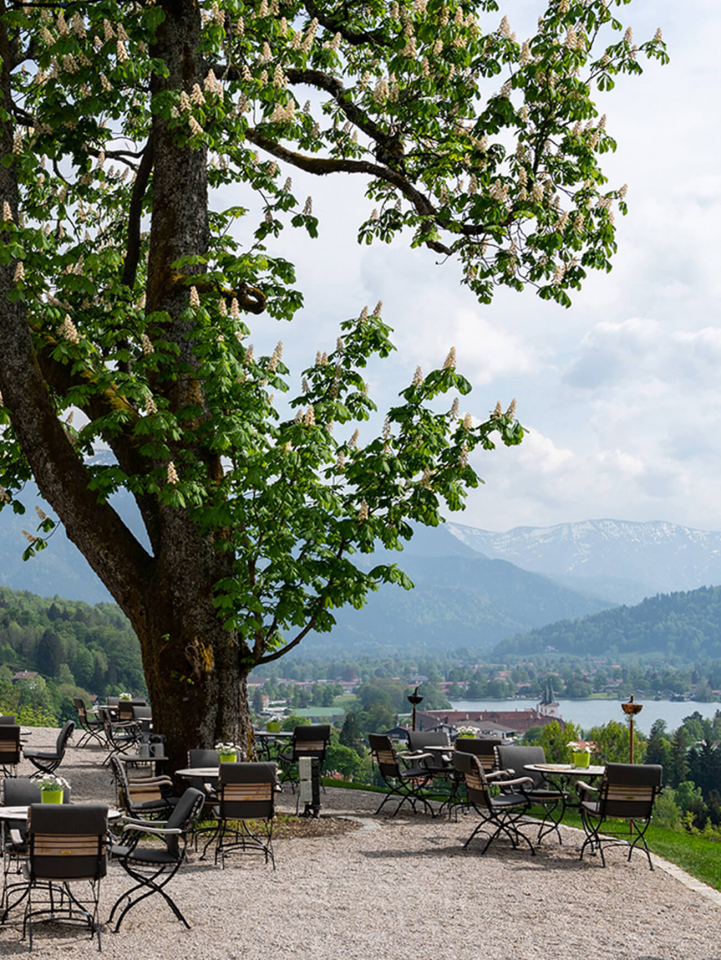 biergarten-mit-weitblick-ueber-dem-tegernsee