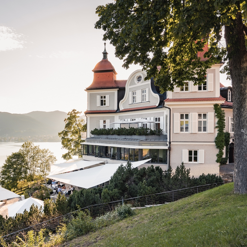 Schlossansicht mit Blick auf die Terrasse des Hotels Das Tegernsee