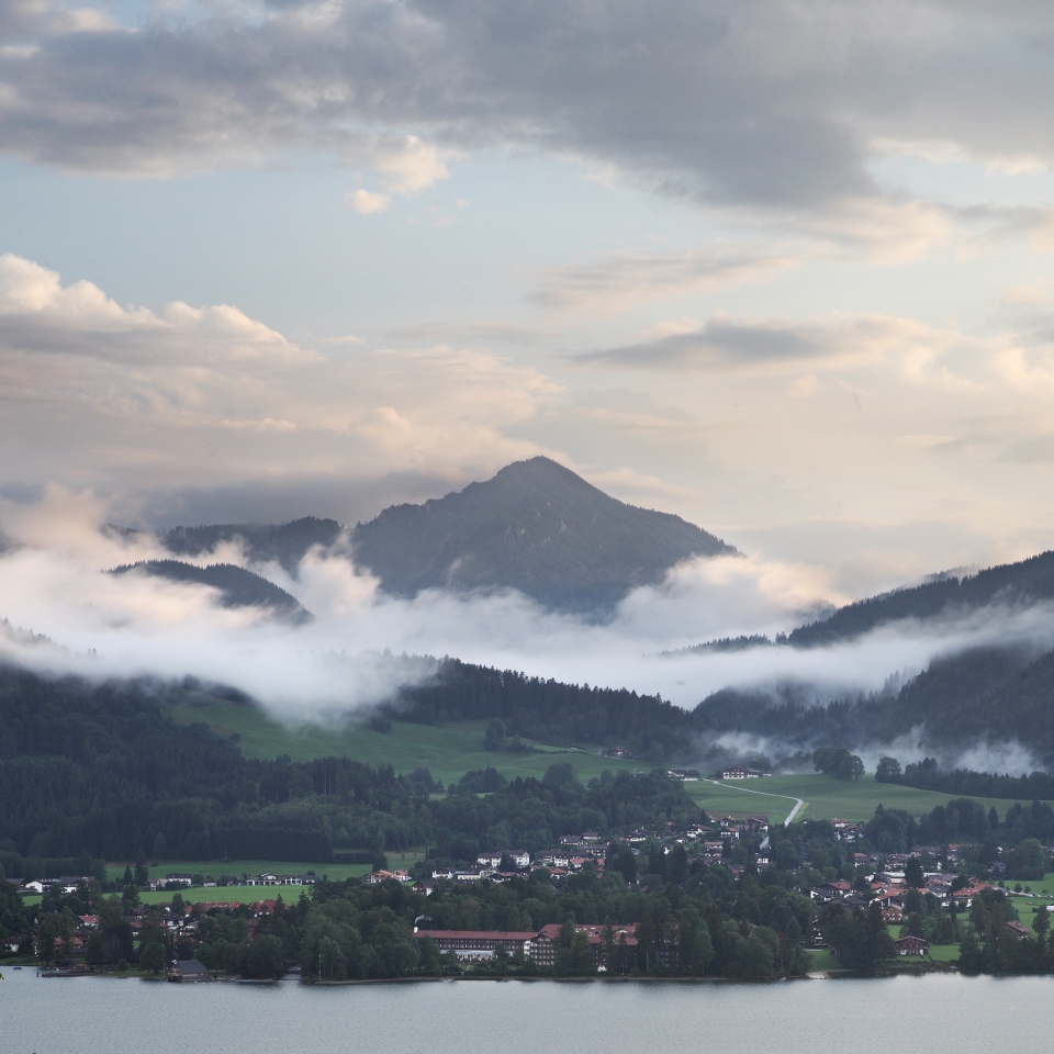 Wolken hängen im Tal der Berge am Tegernsee