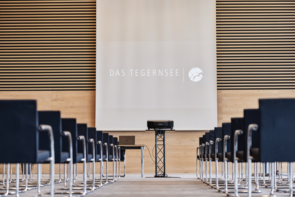Tagungsraum 6 | 7 | 8 in Reihenbestuhlung mit großer Leinwand