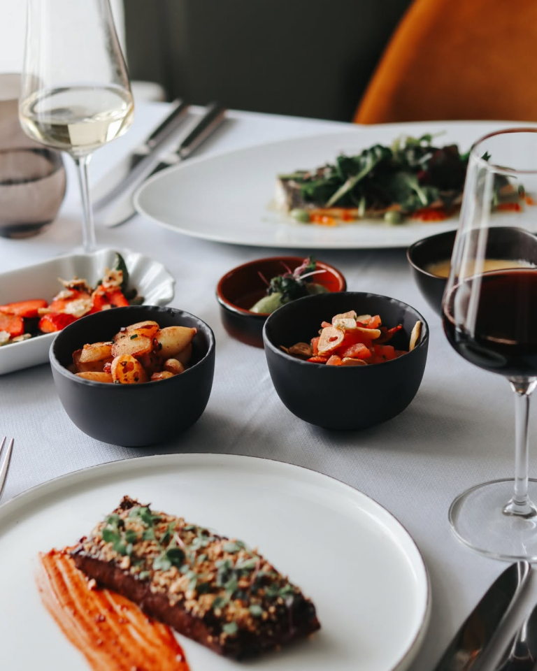 Auswahl an Speisen auf gedecktem Tisch