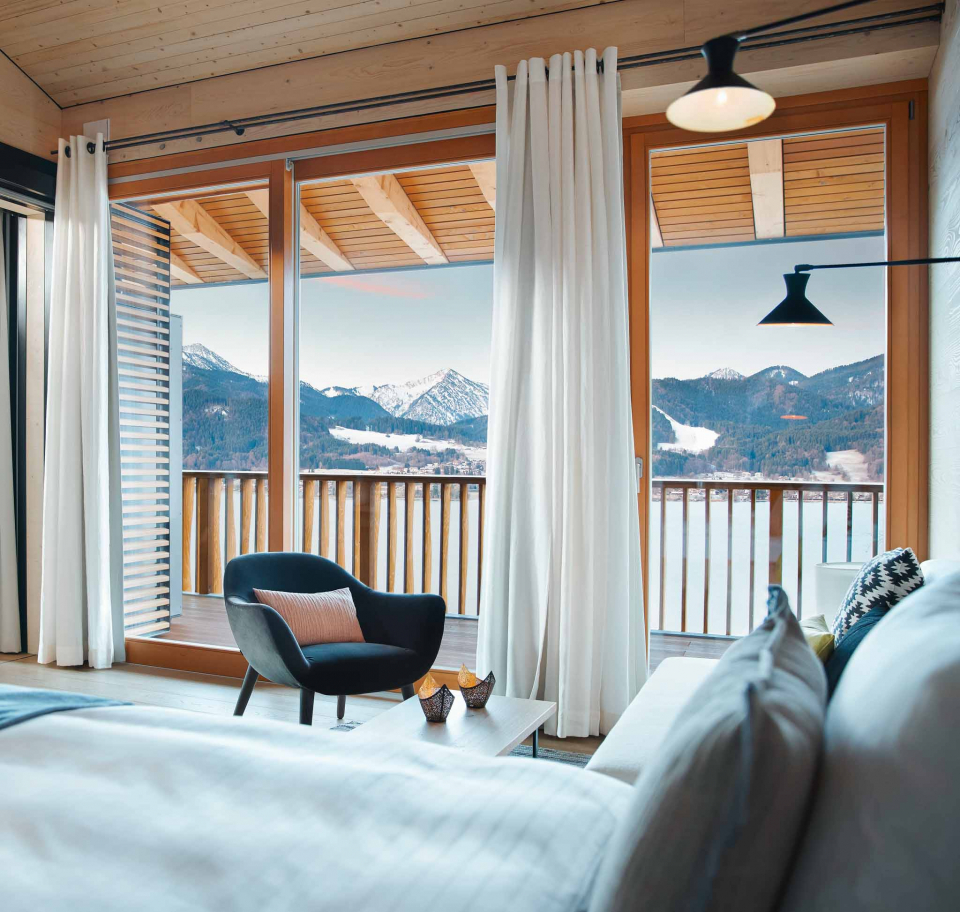 Zimmer Alpenchalet mit Ausblick auf verschneite Berge