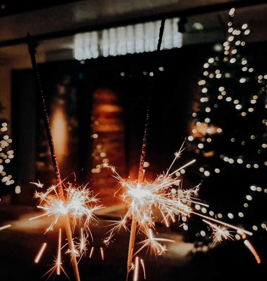 Brennende Wunderkerzen vor dem Hoteleingang