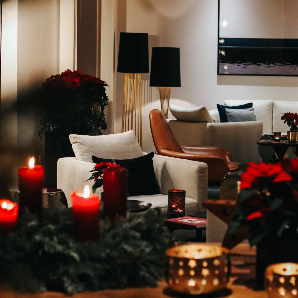 Weihnachtliche Lobby bei Nacht mit Adventskranz