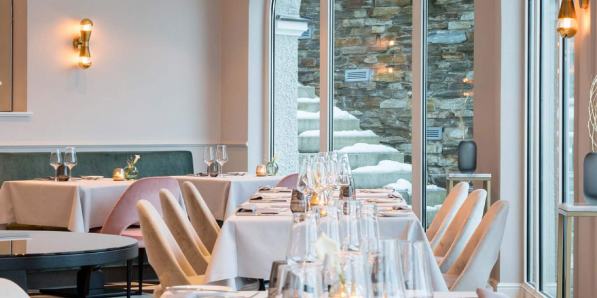 Reihe von gedeckten Tischen für Frühstück und Brunch am Tegernsee im Restaurant Senger