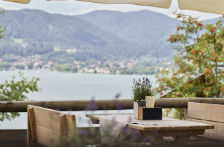 Biergarten Tisch mit Bänken und Blick auf den Tegernsee