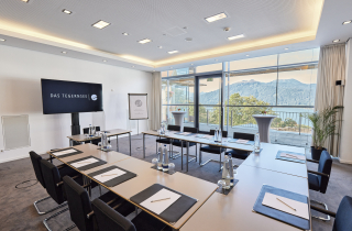 Tagungsraum mit U-Form Bestuhlung und Panoramablick auf die Berge