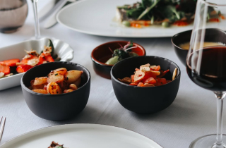 Auswahl an Speisen auf gedecktem Tisch