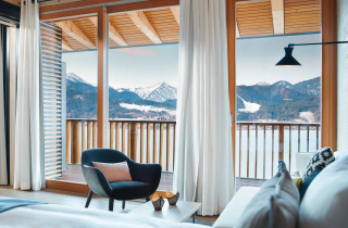 Zimmer Alpenchalet mit Ausblick auf verschneite Berge