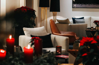 Weihnachtliche Lobby bei Nacht mit Adventskranz