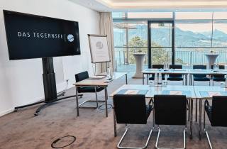 Tagungsraum mit U-Form Bestuhlung und Panoramablick auf die Berge