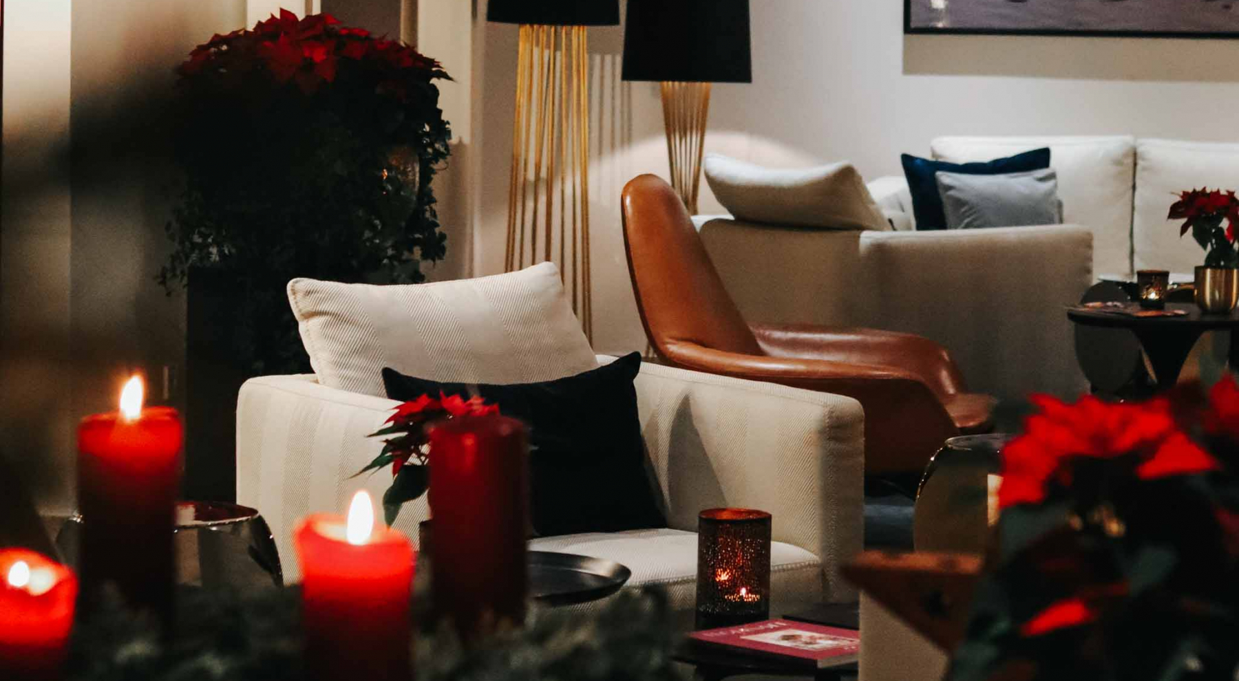 Weihnachtliche Lobby bei Nacht mit Adventskranz